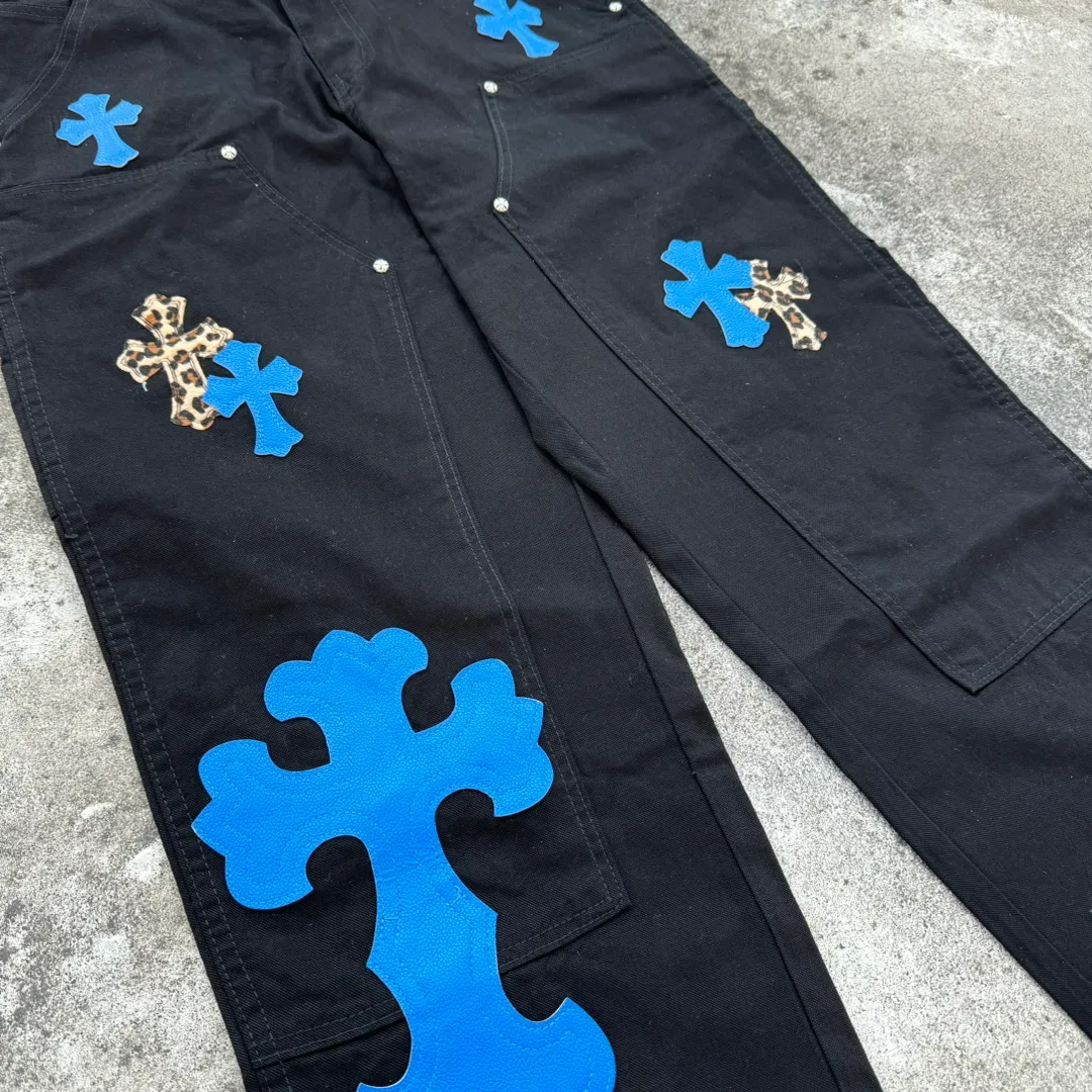 P290 model number: H653 chrome hearts Top Cow King F&F Limited to friends and family 1of1 Carhartt base version Jeans Three-dimensional version Loose and comfortable, not picky about body shape Look taller and slimmer Factory Seiko Original quality control Same style for men and women Can be matched with couples Versatile recommendation Must-have jeans for all seasons Hipsters have been disappointed From the quality selection of fabrics, the tailoring of details, and the matching of patterns are impeccable! The upper body is so handsome when worn...it can be easily worn by men, women and children! The craftsmanship is made of heavy-duty washed pure cotton denim fabric. After washing, it is soft and thick and looks very stylish when worn. Size: 28, 30, 32, 34, 36 (S-XXL) Color: black